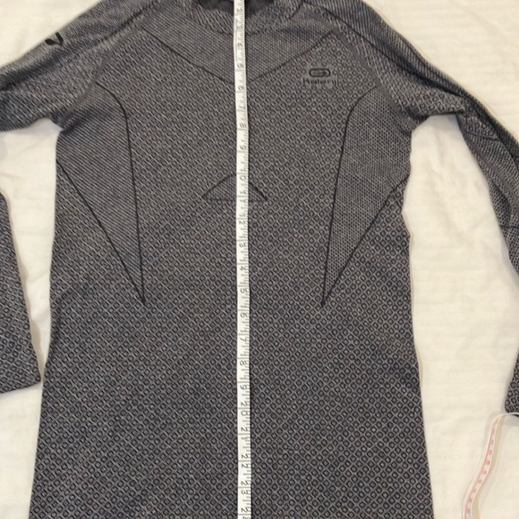 Kalenji size small women’s gray ventilated running top Long Sleeve shirt - Picture 14 of 16